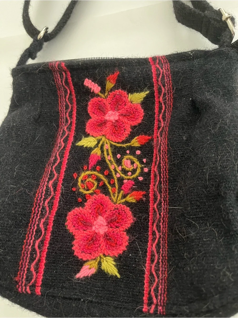 Peruvian embroidered crossbody shoulder bag. - Picture 9 of 13